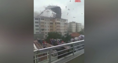 Afşin’de şiddetli rüzgar apartmanın çatısını uçurdu