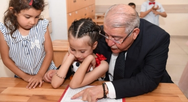 Başkan Mahçiçek, minik öğrencilerin karne heyecanına ortak oldu