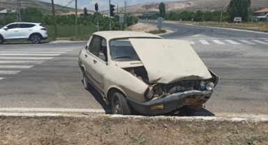 Elbistan’da iki otomobil çarpıştı: 3 yaralı