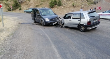 -Kahramanmaraş’ta hafif ticari araç ile otomobil çarpıştı: 3 yaralı