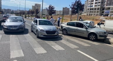 Kahramanmaraş’ta kırmızı ışıkta bekleyen otomobillere çarptı: 2 yaralı