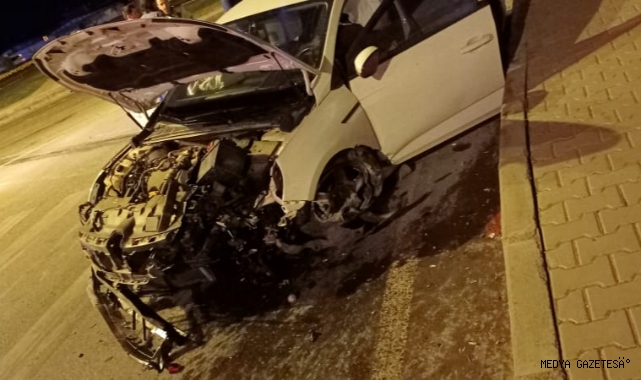 -Kahramanmaraş’ta otomobil orta refüje çarptı: 2 yaralı 