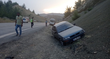 -Kahramanmaraş’ta yoldan çıkan otomobil toprak zemine çarptı: 1 yaralı