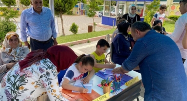 Minik öğrenciler yazdıkları kitapları imzalayarak yazarlığa ilk adımlarını attı