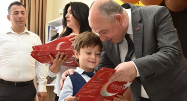VALİ COŞKUN, ÖĞRENCİLERİN KARNE HEYECANINA ORTAK OLDU