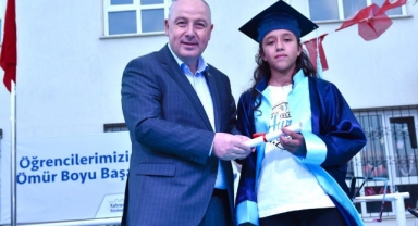 VALİ COŞKUN, ÖĞRENCİLERİN MEZUNİYET HEYECANINA ORTAK OLDU