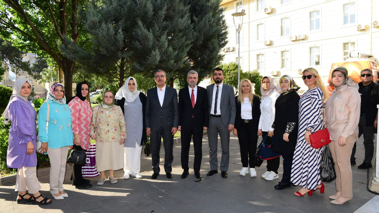 Başkan Güngör Protokol Üyeleri ve Vatandaşlarla Bayramlaştı