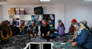 DULKADİROĞLU GENÇLİK MERKEZİ KURSİYERLERDEN İHTİYAÇ SAHİPLERİNE BAYRAM HEDİYESİ