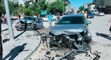 Elbistan’da iki otomobil kafa kafaya çarpıştı: 4 yaralı
