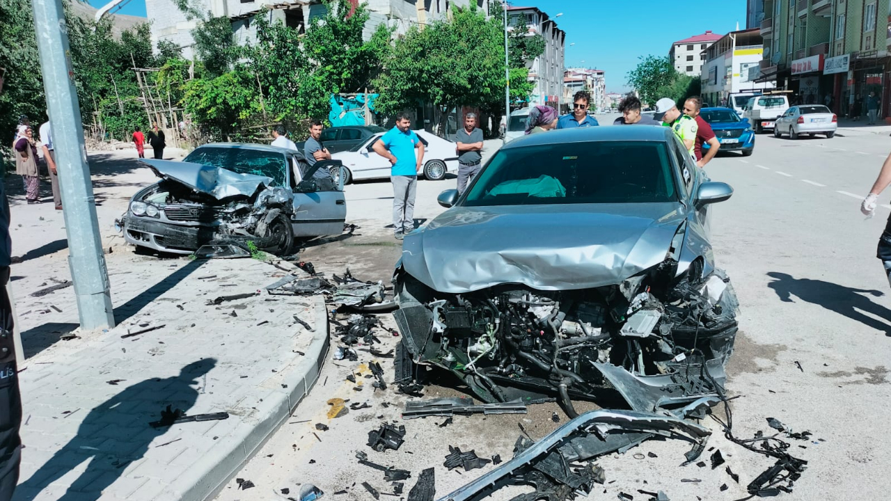 Elbistan’da iki otomobil kafa kafaya çarpıştı: 4 yaralı