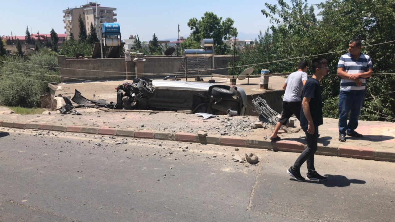 Hızını alamayan otomobil yıktı geçti