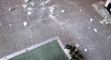 Kahramanmaraş’a apartmandan düşen beton parçası tehlike saçtı