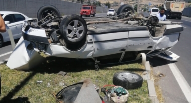 Kahramanmaraş’ta çim sulama aracına arkadan çarpman otomobil takla attı