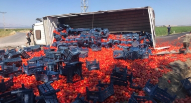Kahramanmaraş’ta domates yüklü kamyon devrildi: 1 yaralı