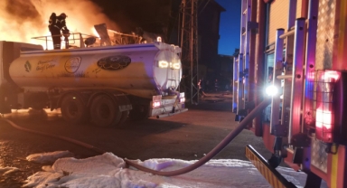 Kahramanmaraş’ta fabrika yangını sürüyor
