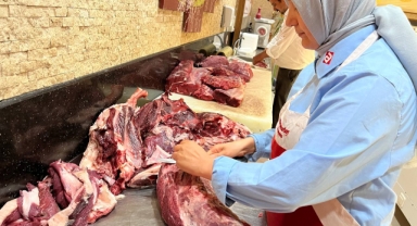 Kahramanmaraş’ta kadın kasap erkek meslektaşlarına taş çıkarıyor