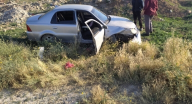 Kahramanmaraş’ta otomobil tarlaya uçtu: 2 yaralı