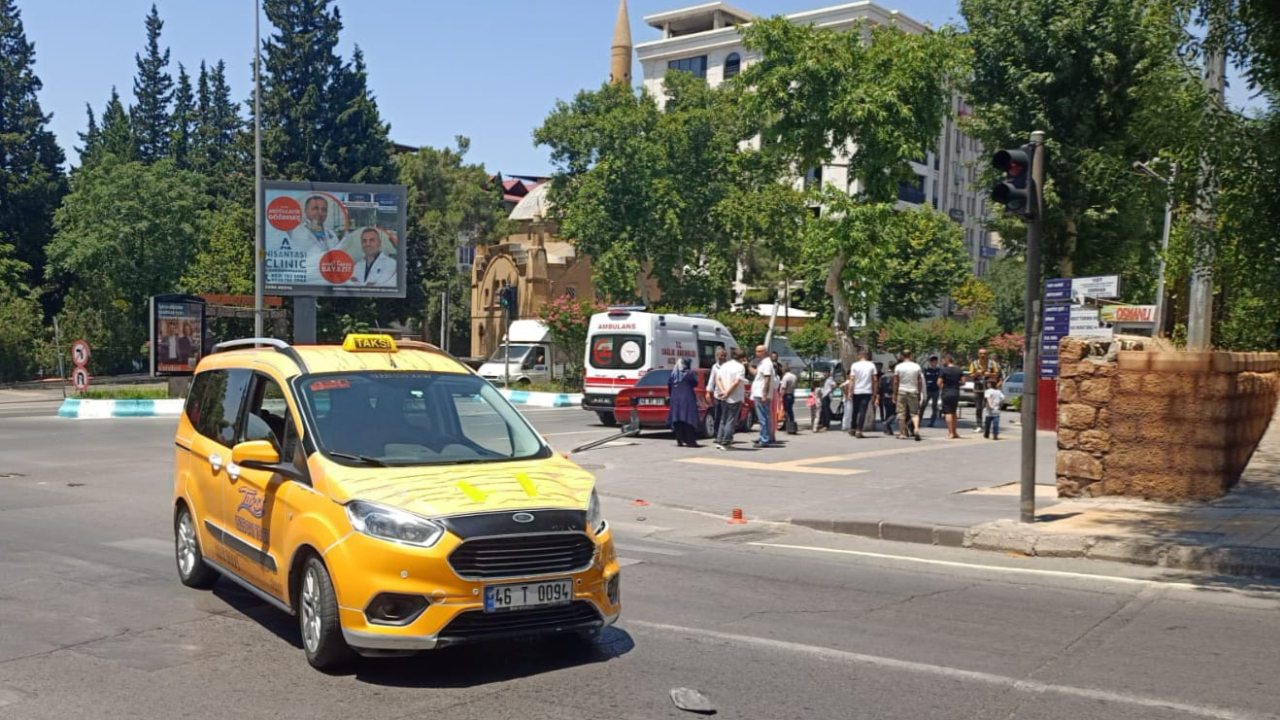 Kahramanmaraş’ta ticari araç ile otomobil çarpıştı: 2’si çocuk 3 yaralı