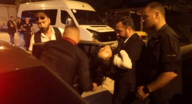 Konserde bayılan çocuğu belediye başkanı kucağında taşıdı