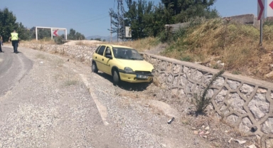 Otomobil duvara çarptı: 3’ü çocuk 4 yaralı