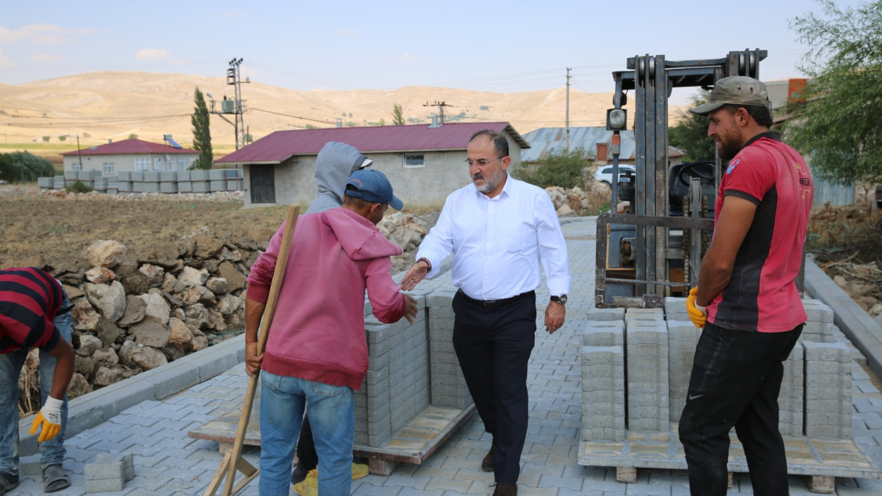 Afşin Koçovası Mahallesi’nde yol çalışmaları hız kesmeden devam ediyor