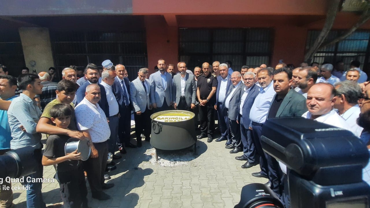 Atlı; Geleneksel Aşure kazanlarını esnaflar için kurdu