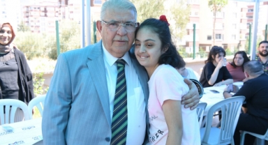 Başkan Mahçiçek, down sendromlu öğrenciler ve ailelerine aşure dağıttı