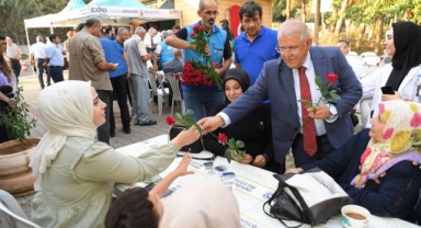 Başkan Mahçiçek, şehit aileleri ile gaziler ve ailelerine aşure dağıttı