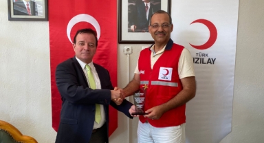 Başkan Murat Özbilir Kızılay Başkanına Plaket Verdi