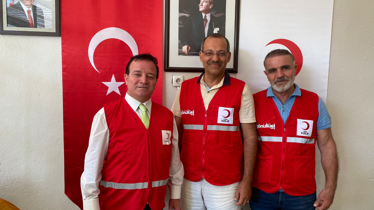 Başkan Murat Özbilir Kızılay Başkanına Plaket Verdi