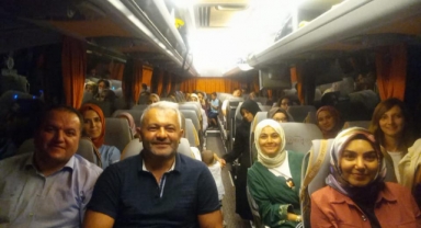 ‘BAŞKAN OKUMUŞ, BU DEFA BAŞARILI ÖĞRENCİLERİN ÖĞRETMENLERİNİ KARADENİZ TURU İLE ÖDÜLLENDİRDİ.'
