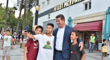 BAŞKAN OKUMUŞ;TÜRKİYE’NİN GÜNDEMİNDE OLAN GÜZEL EĞİTİMİ SİNEMA FİLMLERİNİ BURADA OYNATIYORUZ