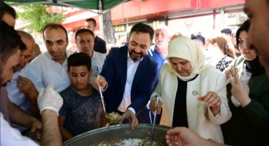 Elbistan Belediyesi, Muharrem ayı dolayısıyla vatandaşlara aşure ikramında bulundu.