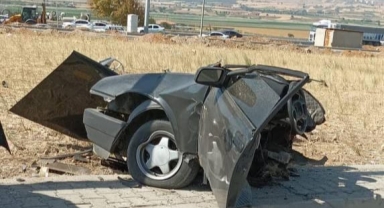 -Kahramanmaraş’ta aydınlatma direğine çarpan otomobil ikiye bölündü