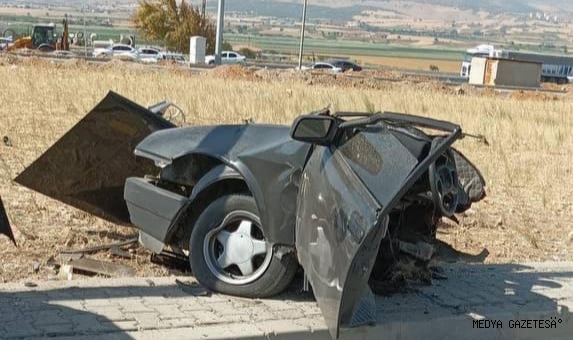-Kahramanmaraş’ta aydınlatma direğine çarpan otomobil ikiye bölündü