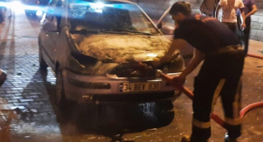 Kahramanmaraş’ta seyir halindeki otomobil alev aldı