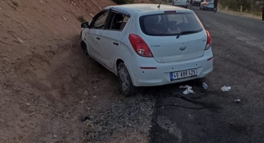 Kahramanmaraş’ta virajı alamayan otomobil toprak zemine çarptı: 2’si çocuk 4 yaralı