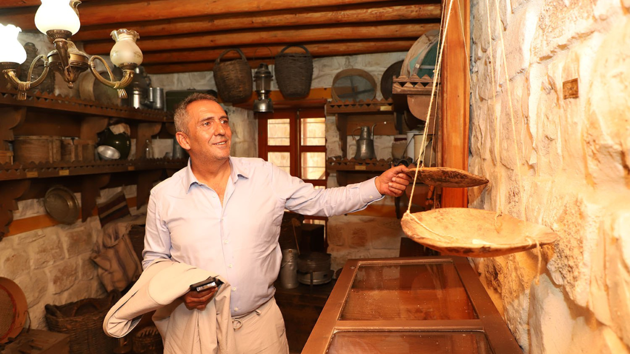 ÜNLÜ SANATÇI YAVUZ BİNGÖL MUTFAK MÜZESİ’Nİ ZİYARET ETTİ