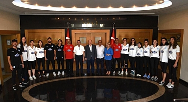 Alpedo Kadın Voleybol Takımından Vali Coşkun ve yardımcılarına ziyaret!