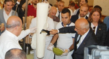 Bakan Vahit Kirişçi dondurma kesti “ Memleket Özlemini Gideriyorum,”