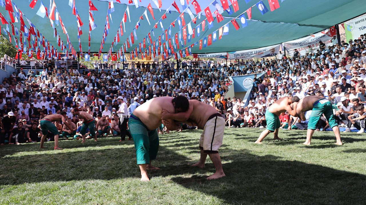 BOYALI GÜREŞLERİ NEFES KESTİ SPORCU VE SEYİRCİ KATILIMIYLA KIRKPINARI ARATMADI
