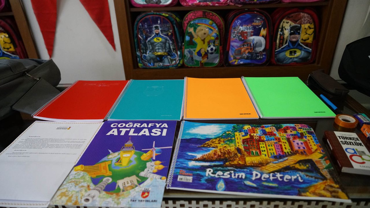 Ders Zili Çalan Miniklere Büyükşehir’den Kırtasiye Desteği