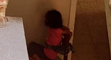 Kahramanmaraş’ta çocuklarını sandalyeye bağlayan anne yürekleri sızlattı