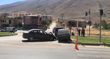 Kahramanmaraş’ta iki otomobil çarpıştı: 1 yaralı