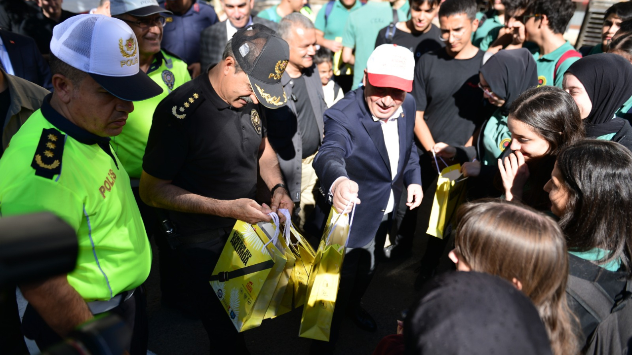Kahramanmaraş'ta okul önlerindeki yaya geçidi çizgileri yenilendi