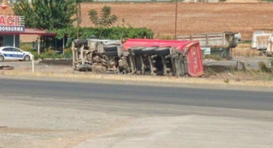Kahramanmaraş’ta yoldan çıkan tır devrildi