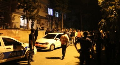 Polis memurunu sırtından bıçaklayan şüpheli ayağından vuruldu