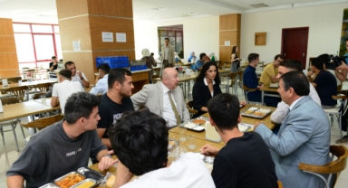 Rektör Prof. Dr. Alptekin Yasım, Öğrencilerle Yemekte Bir Araya Geldi
