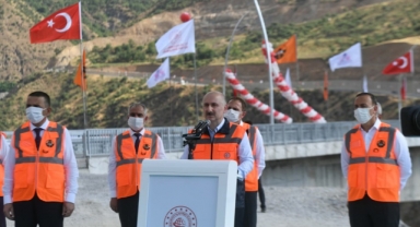ULAŞTIRMA VE ALTYAPI BAKANI KARAİSMAİLOĞLU TÜRKİYE’NİN EN YÜKSEK KÖPRÜSÜ BEĞENDİK BOTAN KÖPRÜSÜ’NDEN YAKLAŞIK 1.5 MİLYON ARAÇ GEÇTİ