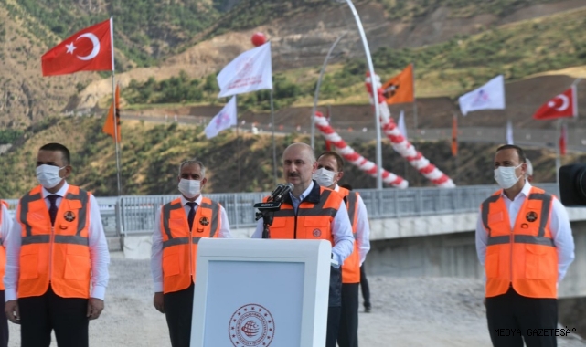ULAŞTIRMA VE ALTYAPI BAKANI KARAİSMAİLOĞLU TÜRKİYE’NİN EN YÜKSEK KÖPRÜSÜ BEĞENDİK BOTAN KÖPRÜSÜ’NDEN YAKLAŞIK 1.5 MİLYON ARAÇ GEÇTİ